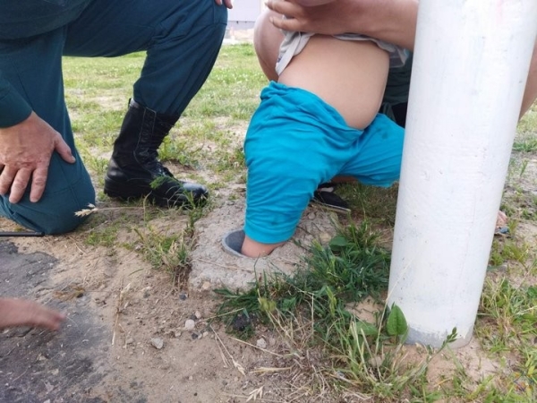 В Беларуси спасатели помогли малышу, нога которого застряла в трубе