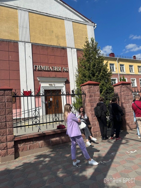 
                Читатель: Родители стоят в очереди возле гимназии №1 в Бресте
            