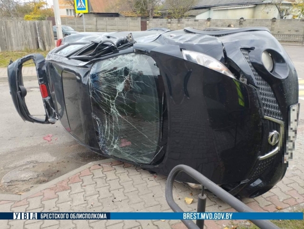 В Бресте от удара опрокинулся легковушка. Подробности ДТП