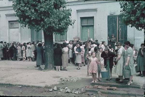 
                Жители Бреста стоят в очереди, 3 июля 1941 год
            