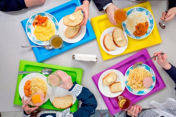 Никакого фастфуда, но со шведским столом – в школах снова меняют формат питания