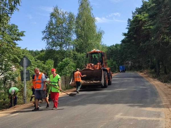 Прибужье приводит в порядок дороги. В деревне Гули укладывают асфальтное покрытие. Часть работ уже выполнена
Прибужье приводит в порядок дороги. В деревне Гули укладывают асфальтное покрытие. Часть работ уже выполнена