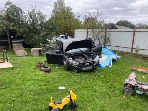 В Беларуси пьяный водитель пытался скрыться от патрульной машины и снес забор частного дома В Беларуси пьяный водитель пытался скрыться от патрульной машины и снес забор частного дома