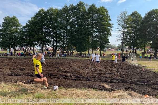 Футбол на болоте в Брестской области. Фоторепортаж Футбол на болоте в Брестской области. Фоторепортаж