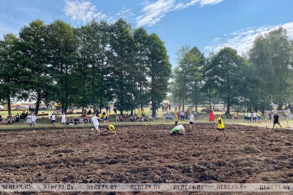Футбол на болоте в Брестской области. Фоторепортаж Футбол на болоте в Брестской области. Фоторепортаж