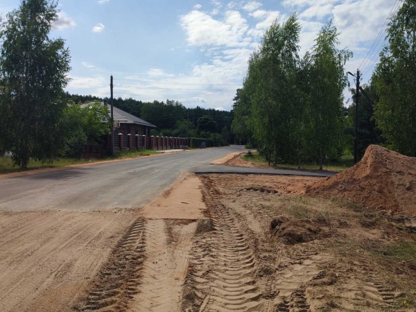 Прибужье приводит в порядок дороги. В деревне Гули укладывают асфальтное покрытие. Часть работ уже выполнена
Прибужье приводит в порядок дороги. В деревне Гули укладывают асфальтное покрытие. Часть работ уже выполнена