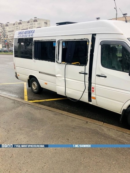 У самосвала лопнуло колесо. В проезжавшей рядом маршрутке повыбивало стекла