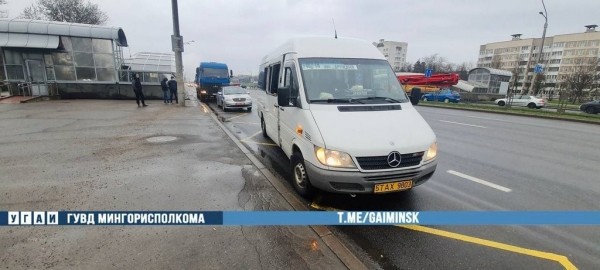 У самосвала лопнуло колесо. В проезжавшей рядом маршрутке повыбивало стекла