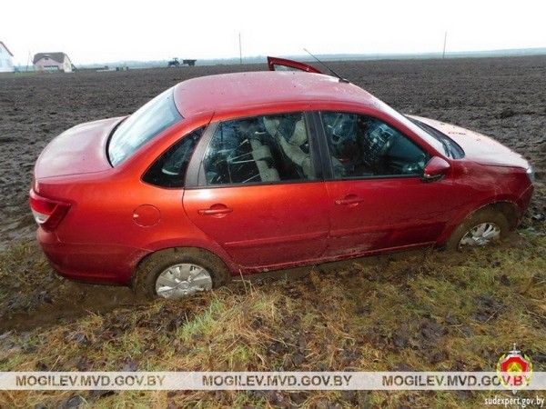Пьяный житель Брестской области с другом угнали авто и пытались его сжечь Пьяный житель Брестской области с другом угнали авто и пытались его сжечь