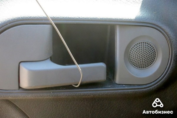 Как открыть дверь авто, если ключи остались внутри? Проверка народных способов