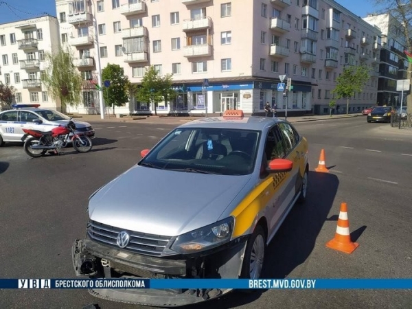 17-летний брестчанин на мотоцикле врезался в такси. Кто виноват?