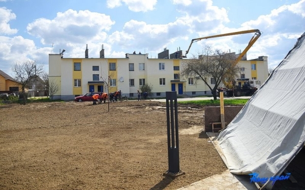 Как идет благоустройство двора в Барановичах, где упал самолет