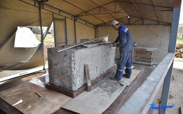 Как идет благоустройство двора в Барановичах, где упал самолет