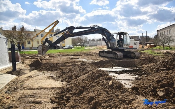 Как идет благоустройство двора в Барановичах, где упал самолет