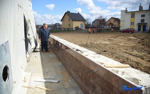 Как идет благоустройство двора в Барановичах, где упал самолет