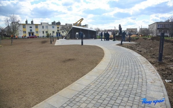 Как идет благоустройство двора в Барановичах, где упал самолет