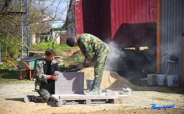 Как идет благоустройство двора в Барановичах, где упал самолет