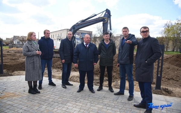 Как идет благоустройство двора в Барановичах, где упал самолет