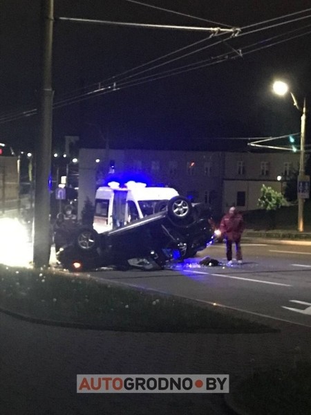 Этой ночью в Гродно девушка перевернулась на BMW X5. Видео