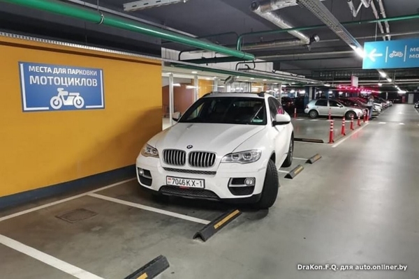 Парковка на два места: почему некоторые водители так поступают?