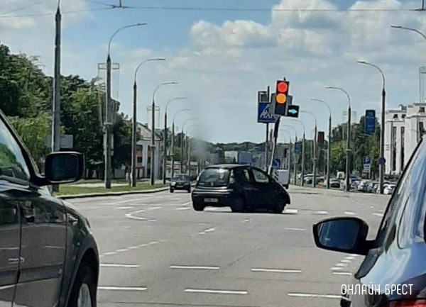 
                Очевидец: В Бресте на Машерова-Ленина въехали в светофор
            
