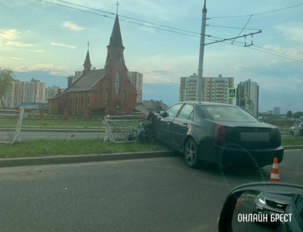 Читатель: В Бресте на Суворова водитель снёс несколько пролетов заборного ограждения
Читатель: В Бресте на Суворова водитель снёс несколько пролетов заборного ограждения