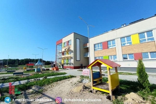 В Жабинке в новом детском саду устанавливают игровые площадки