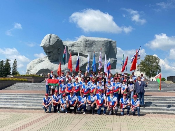 Более 2800 километров пути. В Бресте финишировал автопробег из российского Североморска Более 2800 километров пути. В Бресте финишировал автопробег из российского Североморска