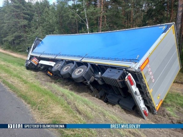 В Брестской области фура вылетела в кювет. Стали известны подробности