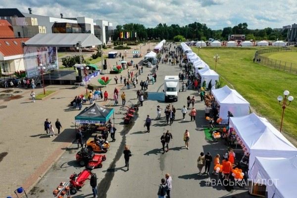 В Бресте возле Ледового проходит выставка-ярмарка «Садовый маркет»
В Бресте возле Ледового проходит выставка-ярмарка «Садовый маркет»