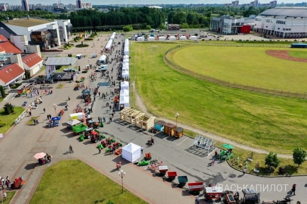 В Бресте возле Ледового проходит выставка-ярмарка «Садовый маркет»
В Бресте возле Ледового проходит выставка-ярмарка «Садовый маркет»