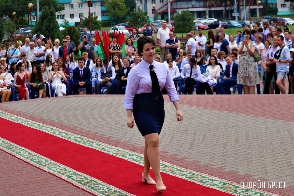 
                Читатель: Мгновения вчерашнего праздника выпускников Московского района г. Бреста
            