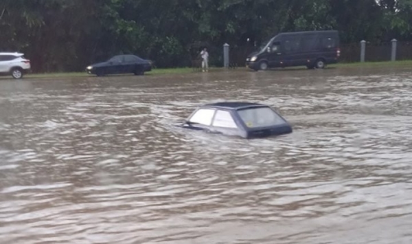 Автомобили оказались наполовину в воде из-за ливня в Могилеве. Фотофакт Автомобили оказались наполовину в воде из-за ливня в Могилеве. Фотофакт