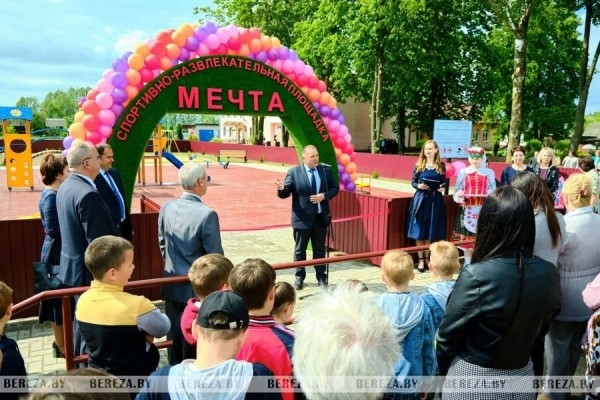 Новую детскую площадку открыли в Нарутовичах (Брестская область)