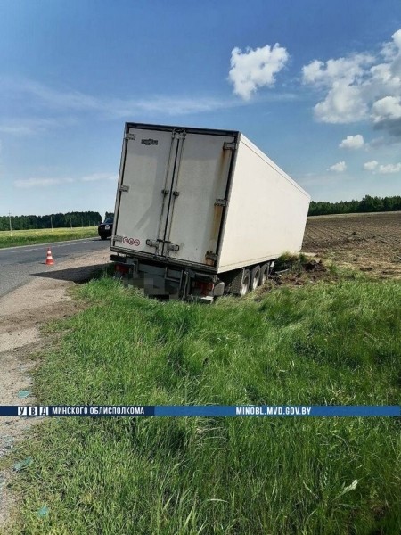 Оторвавшийся от тягача полуприцеп врезался в Citroen в Беларуси – водитель легковушки погиб Оторвавшийся от тягача полуприцеп врезался в Citroen в Беларуси – водитель легковушки погиб