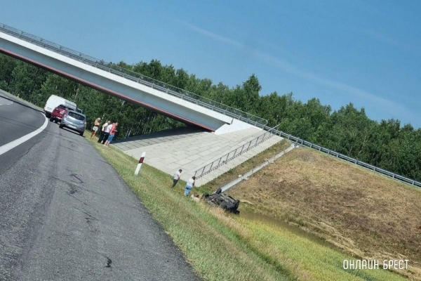 Очевидец: Сегодня возле Кобрина перевернулся автомобиль
Очевидец: Сегодня возле Кобрина перевернулся автомобиль