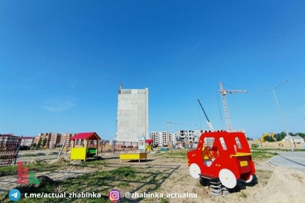 В Жабинке в новом детском саду устанавливают игровые площадки