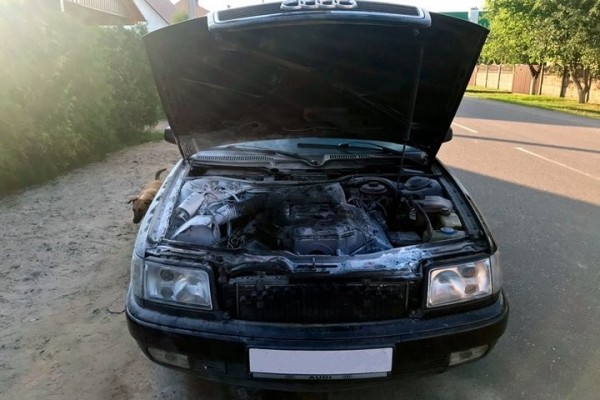 В Кобрине горела легковушка – огнем повредило моторный отсек и капот