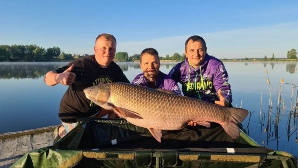 Ого какой! В Беларуси рыбаки поймали карпа весом почти 28 килограммов