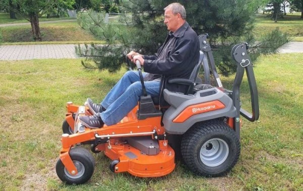 В Бресте для работников парка закупили новую технику для скашивания газонов и уборки территории В Бресте для работников парка закупили новую технику для скашивания газонов и уборки территории