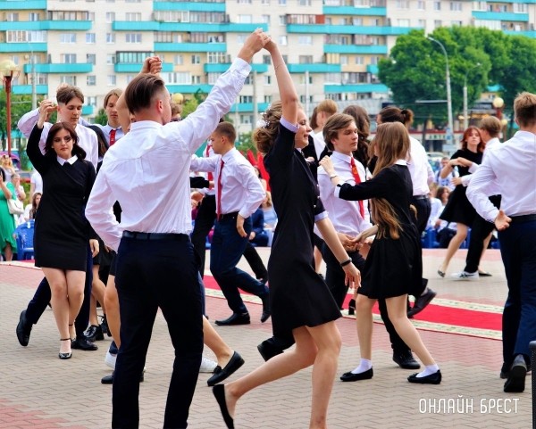 Читатель: Школьный вальс на празднике выпускников Московского района г. Бреста
Читатель: Школьный вальс на празднике выпускников Московского района г. Бреста