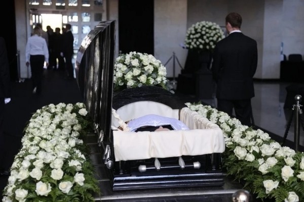 В Москве прощаются с Юрием Шатуновым, фанат прислал грузовик с розами