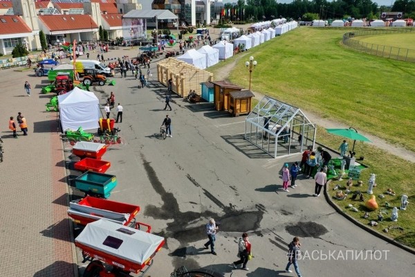 В Бресте возле Ледового проходит выставка-ярмарка «Садовый маркет»
В Бресте возле Ледового проходит выставка-ярмарка «Садовый маркет»