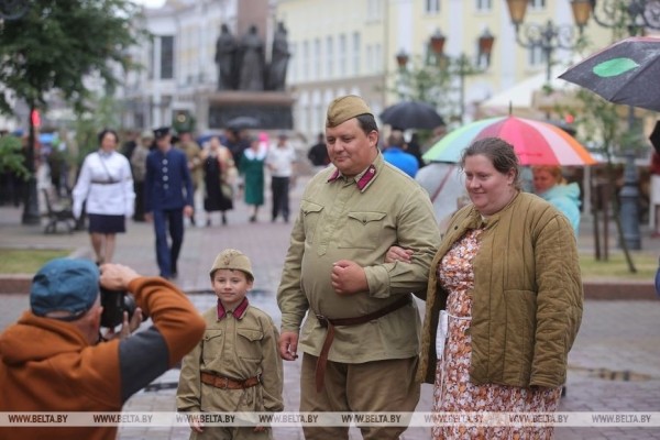 В Бресте на ул.Советской воссоздали атмосферу последнего мирного вечера В Бресте на ул.Советской воссоздали атмосферу последнего мирного вечера