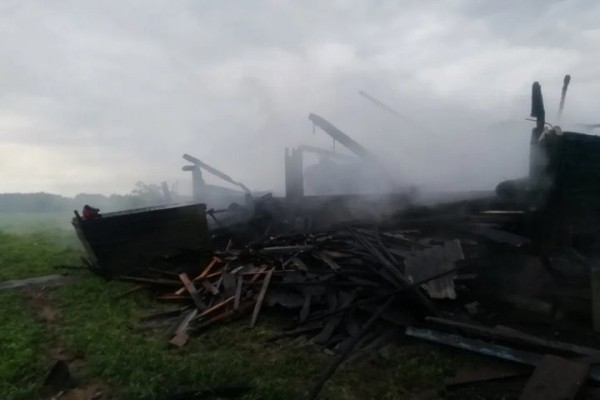 От удара молнии загорелся сарай. Случай в Брестской области От удара молнии загорелся сарай. Случай в Брестской области