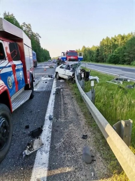 На М1 легковушка врезалась в ограждение разделительной полосы На М1 легковушка врезалась в ограждение разделительной полосы