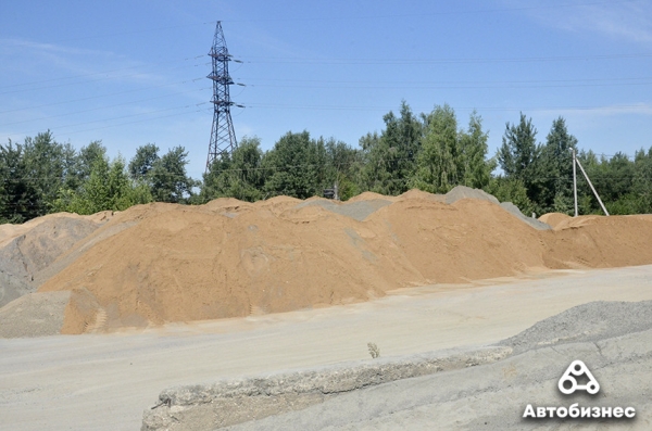 Почему дороги не служат вечно? Журналисты побывали на заводе по производству асфальтобетона и узнали ответ