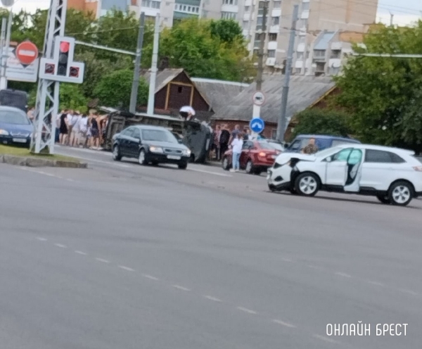 Серьёзное ДТП произошло на Московской в Бресте. На боку лежит скорая помощь