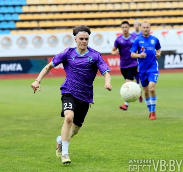 Ветераны брестского «Динамо» сыграли с командой блогеров и тиктокеров. И проиграли Ветераны брестского «Динамо» сыграли с командой блогеров и тиктокеров. И проиграли