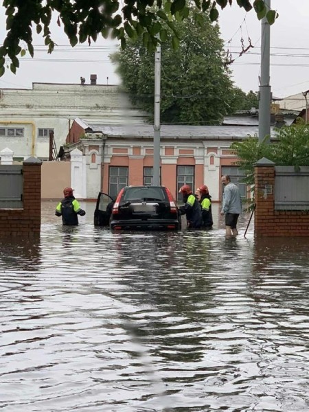 Сильный дождь затопил Гомель. Людей из воды доставали спасатели на лодках Сильный дождь затопил Гомель. Людей из воды доставали спасатели на лодках